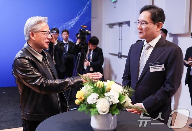 이재용 삼성전자 회장과 젠슨 황 엔비디아 CEO가 24일(현지시간) 미국 샌프란시스코 미드웨이에서 열린 AI 서밋에서 대화를 하고 있다. 2026.7.25 [뉴스1]