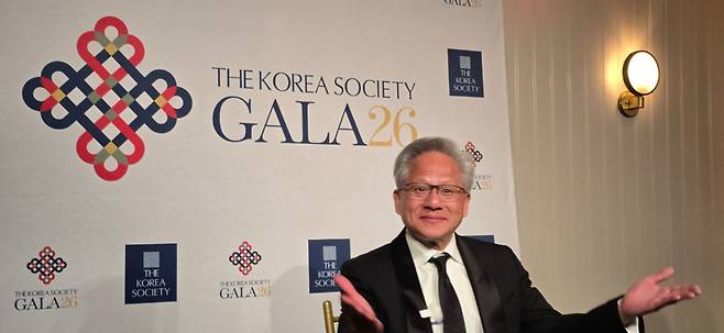 젠슨 황 엔비디아 최고경영자(CEO)가 28일(현지시간) 미국 뉴욕에서 코리아소사이어티의 '밴 플리트 상'을 수상한 뒤 국내외 취재진과 간담회를 진행하고 있다. /사진=심재현 특파원