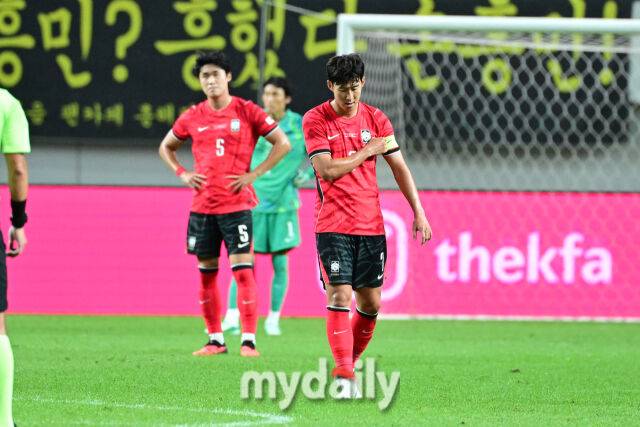 대한민국 축구 국가대표팀 손흥민이 28일 오후 8시 서울월드컵경기장에서 진행된 '하나은행 초청 친선경기' 우루과이와의 경기에서 네 번째 골을 허용한 뒤 아쉬워 하고 있다./곽경훈 기자