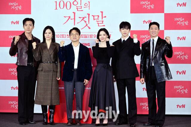 2026년 9월 29일 오후 서울 CGV 용산아이파크몰에서 진행된 tvN '100일의 거짓말' 제작발표회에서 출연진들이 포즈를 취하고 있다. (왼쪽부터 이무생, 김현주, 유인식 감독, 김유정, 박진영, 진선규) / 곽경훈 기자 kphoto@mydaily.co.kr