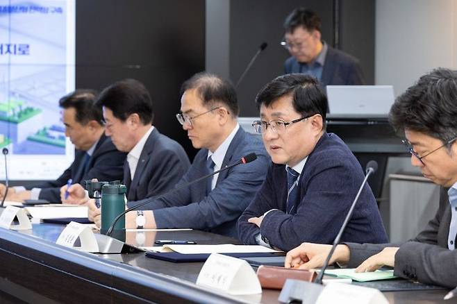 [서울=뉴시스] 김성환 기후에너지환경부 장관이 10일 서울 중구 한국전력 경인건설본부에서 열린 배전망 ESS 구축지원사업 업무협약식에 참석해 참여 기관들과 사업내용에 대해 논의하고 있다. (사진=기후에너지환경부 제공) 2026.07.10. photo@newsis.com *재판매 및 DB 금지