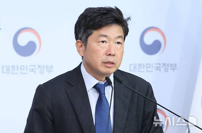 [서울=뉴시스] 조수정 기자 = 이재식 기후에너지환경부 전력망정책관이 29일 오후 서울 종로구 정부서울청사 별관에서 전력망 혁신대책을 발표하고 있다. 2026.09.29. chocrystal@newsis.com