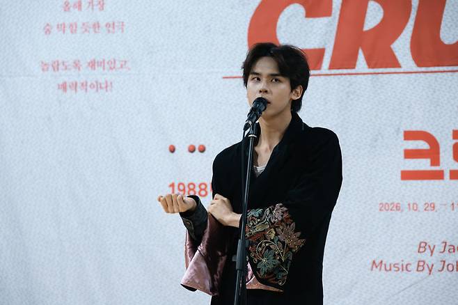 [서울=뉴시스] 29일 서울 종로구 예술가의집에서 연극 '크루즈' 제작발표회'가 열렸다. 한민우가 장면을 시연하고 있다.  (사진=노크씨어터 제공) 2026.09.29.photo@newsis.com  *재판매 및 DB 금지