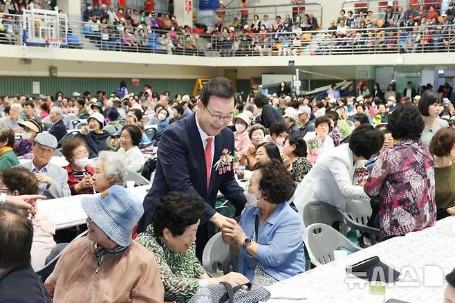 [의왕=뉴시스] 김성제 의왕시장이 '제31회 노인의날 기념' 행사 참석자들과 인사를 나누고 있다. (사진=의왕시 제공). 2026.09.29. photo@newsis.com