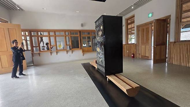 [사진=박현주 미술전문기자] 29일&nbsp;경남 창원 옛 진해역사에 심문섭의 ‘반추’(2026)가 설치돼 있다. 2026,09.29.hyun@newsis.com  *재판매 및 DB 금지