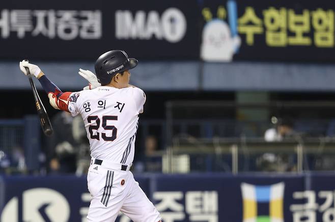 [서울=뉴시스] 프로야구 두산 베어스 양의지가 29일 서울 잠실구장에서 열린 NC 다이노스와의 2026 신한 쏠 KBO리그 홈 경기에서 홈런을 친 뒤 동료들과 환호하고 있다. (사진=두산 베어스 제공) 2026.09.29. *재판매 및 DB 금지