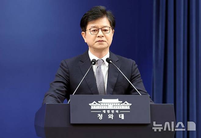 [서울=뉴시스] 조성봉 기자 = 성기홍 홍보소통수석이 21일 청와대 춘추관에서 강훈식 비서실장 사의 표명 관련 브리핑을 하고 있다. 2026.09.21. suncho21@newsis.com