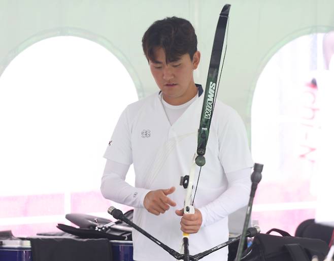 활 만지는 김제덕. 연합뉴스
