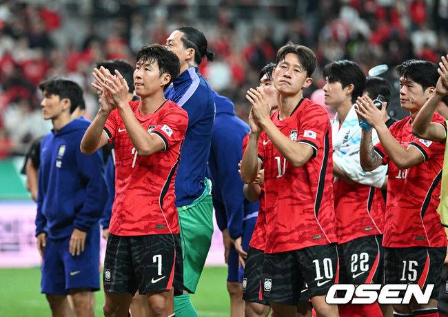 [OSEN= 서울월드컵경기장, 이대선 기자] 로베르트 모레노 임시 감독이 이끄는 대한민국 축구 국가대표팀은 28일 서울월드컵경기장에서 디에고 포를란 감독이 지휘하는 우루과이와 A매치 맞대결을 치러 1-4로 대패했다.이로써 모레노 감독은 지난 에콰도르전 3-0 완승 분위기를 이어기는 데 실패했다. 부임 2경기 만에 남미 강호 우루과이를 만나 1-4로 무너졌다.경기 종료 후 한국 손흥민이 관중석을 향해 인사를 하고 있다. 2026.09.28 / sunday@osen.co.kr