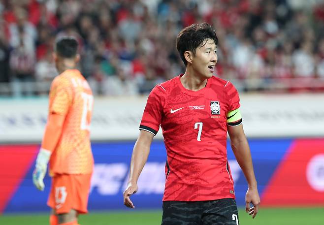 지난 28일 서울월드컵경기장에서 열린 축구 대한민국과 우루과이의 평가전. 한국 손흥민이 슛을 한 뒤 아쉬워하고 있다. 연합뉴스