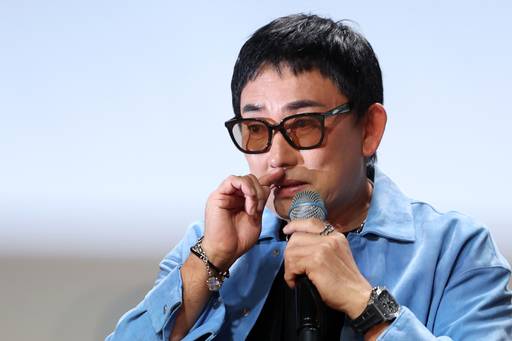 가수 이승철이 29일 서울 현대카드 언더스테이지에서 열린 데뷔 40주년 기념 트리뷰트 듀엣 프로젝트 앨범 선공개곡 음감회에서 발언 도중 눈시울을 붉히고 있다. 뉴시스