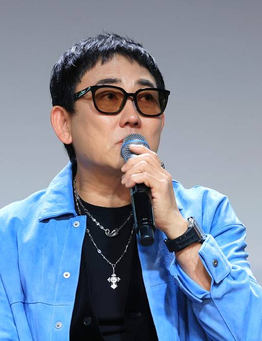 가수 이승철이 29일 서울 현대카드 언더스테이지에서 열린 데뷔 40주년 기념 트리뷰트 듀엣 프로젝트 앨범 선공개곡 음감회에서 발언 도중 눈시울을 붉히고 있다. 뉴스1