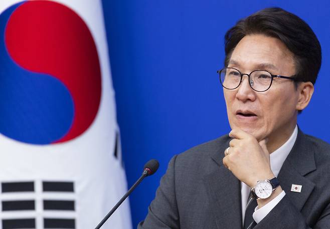 김민석 더불어민주당 대표가 지난 21일 국회에서 취임 인사차 방문한 오준호 기본소득당 대표의 발언을 듣다 생각에 잠겨 있다. ⓒ연합뉴스
