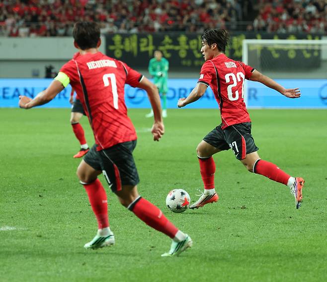 한국 축구대표팀 김민수(오른쪽)가 28일 서울월드컵경기장에서 열린 우루과이와 평가전에서 드리블하고 있다.  연합뉴스