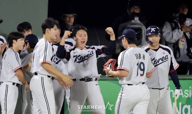 야구대표팀 포수 김건희가 21일 아이치현 오카자키 시민구장에서 열리는 2026 아이치·나고야 아시안게임 야구 조별리그 대한민국과 대만경기 7회초 무실점 피칭을 펼친 조병현을 환호로 맞이하고 있다. 2026.09.21. /사진=강영조 선임기자