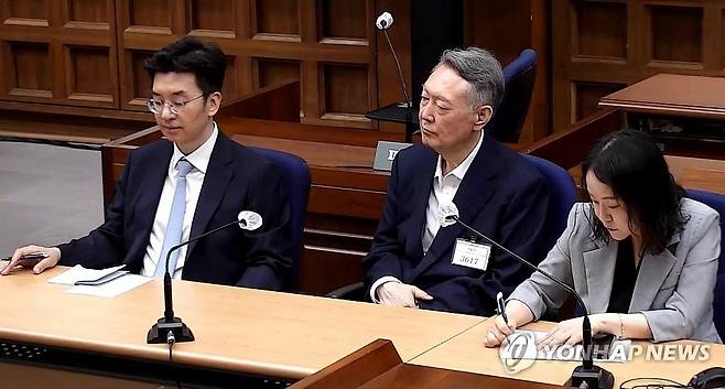 법정 피고인석에 앉은 윤석열 전 대통령 모습 [연합뉴스 자료사진. 재판매 및 DB 금지]