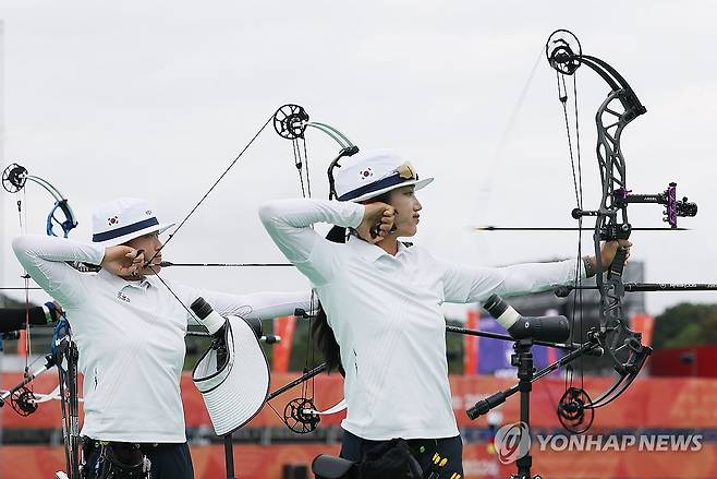 컴파운드 금메달 향하는 두 태극궁사 (오카자키[일본]=연합뉴스) 김성민 기자 = 28일 일본 아이치현 오카자키 중앙종합공원 다목적광장에서 열린 2026 아이치·나고야 아시안게임 양궁 컴파운드 여자 개인전 연습 라운드에 한국 강연서(왼쪽)와 박정윤이 화살을 쏘고 있다. 2026.9.28 ksm7976@yna.co.kr