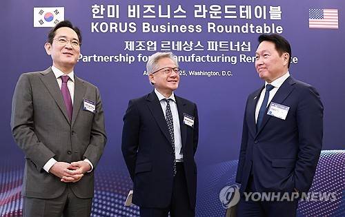 이재용 삼성전자 회장과 최태원 대한상공회의소 회장 겸 SK그룹 회장이 지난해 8월 25일(현지시간) 미국 워싱턴DC 윌라드 호텔에서 열린 한미 비즈니스 라운드 테이블 리셉션에서 젠슨 황 엔비디아 최고경영자(CEO)와 대화하고 있다. [연합뉴스 자료사진. 재판매 및 DB 금지]