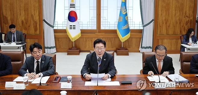 이재명 대통령, 메가프로젝트 3차 회의 발언 (서울=연합뉴스) 김도훈 = 이재명 대통령이 29일 청와대에서 열린 메가프로젝트 제3차 민관합동 점검회의에서 발언하고 있다. 2026.9.29 superdoo82@yna.co.kr