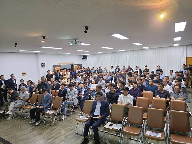 동해 AI데이터센터 전력 지중선로 공사 주민설명회에 참석한 북평동, 송정동 주민들은 ai데이터센터 건립에 의한 열섬현상, 물부족, 소음, 전자파 피해 등 다양한 의견을 밝히며 대책마련을 촉구했다.