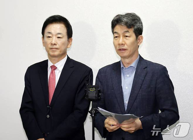 국회 정보위 여야 간사인 윤건영 더불어민주당(오른쪽), 유영하 국민의힘 의원이 30일 서울 여의도 정보위원회 전체회의를 마친 후 브리핑하고 있다. 2026.9.30 ⓒ 뉴스1 국회사진기자단