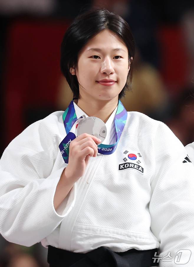 대한민국 장세윤이 30일 일본 아이치 인터내셔널 아레나에서 열린 2026 아이치·나고야 아시안게임 유도 여자 52kg급 결승 시상식에서 은메달을 들고 기념촬영을 하고 있다. 2026.9.30 ⓒ 뉴스1 김민지 기자