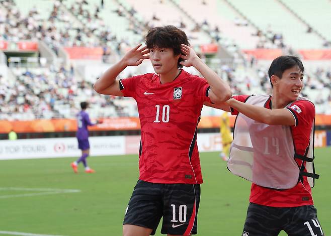 배준호의 역전골!

    (오사카=연합뉴스) 김성민 기자 = 30일 일본 오사카 나가이 스타디움에서 열린 2026 아이치·나고야 아시안게임 남자 축구 준결승 대한민국과 중국의 경기. 후반전 역전골을 넣은 한국 배준호가 세리머니를 하고 있다. 2026.9.30

    ksm7976@yna.co.kr

(끝)





<저작권자(c) 연합뉴스, 무단 전재-재배포, AI 학습 및 활용 금지>