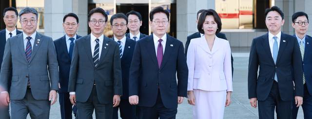 유엔총회 참석과 멕시코 국빈 방문을 위해 출국하는 이재명 대통령과 김혜경 여사가 21일 성남 서울공항에서 공군 1호기로 이동하고 있다. 앞줄 왼쪽부터 윤호중 행정안전부 장관, 김민석 더불어민주당 당대표, 이 대통령, 김 여사, 강훈식 대통령비서실장. [연합뉴스]