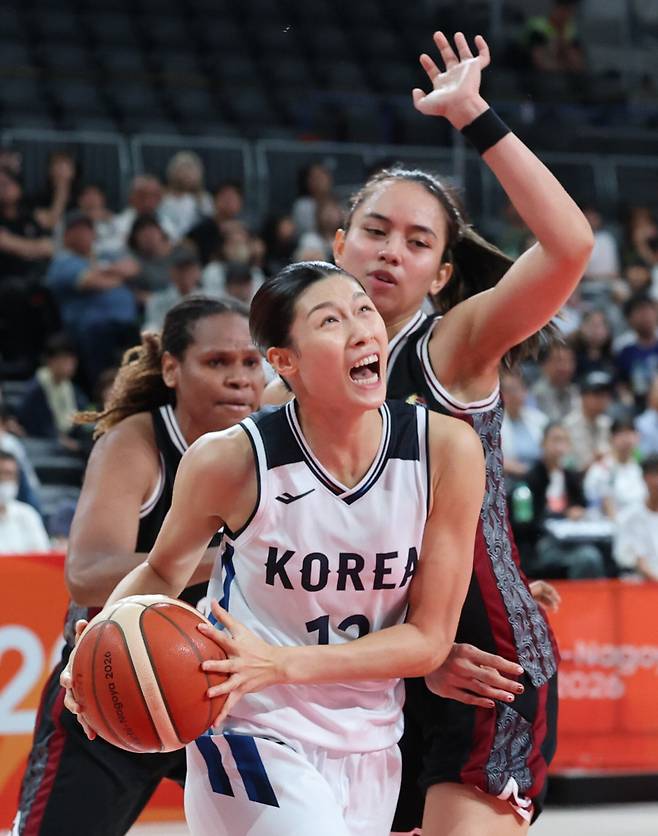 24일 일본 나고야 아이치 인터내셔널 아레나에서 열린 2026 아이치·나고야 아시안게임 여자 농구 한국과 인도네시아의 8강전. 한국 이해란이 드리블 돌파하고 있다. [연합뉴스]