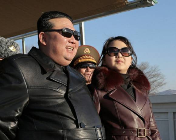 김정은 북한 국무위원장(왼쪽)과 그의 딸 김주애. [사진=노동신문 캡처]