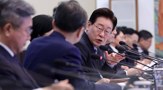 이재명 대통령이 29일 오전 청와대에서 국무회의를 주재하고 비무장지대(DMZ) 지뢰 폭발사고와 관련해 “사건의 진상에 따라서 필요한 조치를 취해 나갈 것”이라고 말했다. [청와대사진기자단]