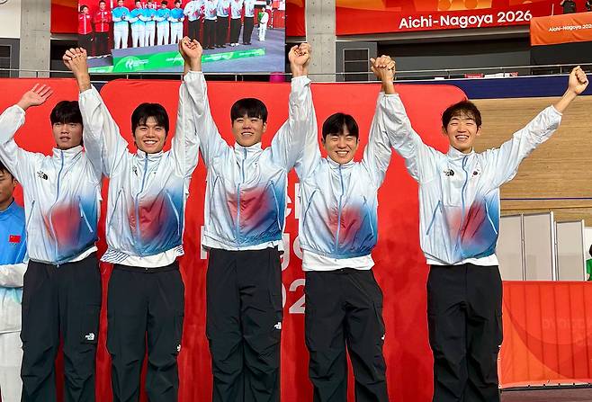 30일 일본 시즈오카현 이즈 벨로드롬에서 열린 2026 아이치·나고야 아시안게임 트랙 사이클 남자 단체추발 경기에서 동메달을 획득한 한국대표팀 박상훈(인천광역시청), 홍승민(의정부시청), 김현석(연천군청), 민경호(서울시청), 이진구가 시상대에 올라 두팔을 번쩍 들고 있다. 사진 대한사이클연맹