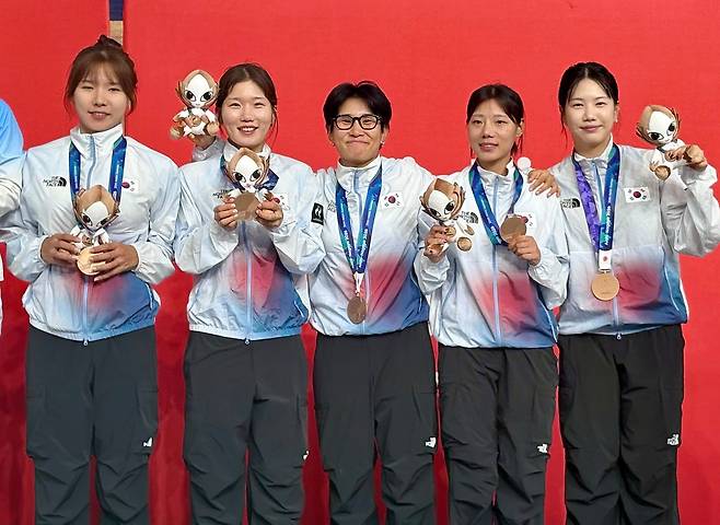 30일 일본 시즈오카현 이즈 벨로드롬에서 열린 2026 아이치·나고야 아시안게임 트랙 사이클 여자 단체추발 경기에서 동메달을 획득한 한국대표팀 김민정, 장수지(이상 상주시청), 노윤서(대구시청), 신지은(금산군청)이 시상대에 올라 기념촬영을 하고 있다. 사진 대한사이클연맹