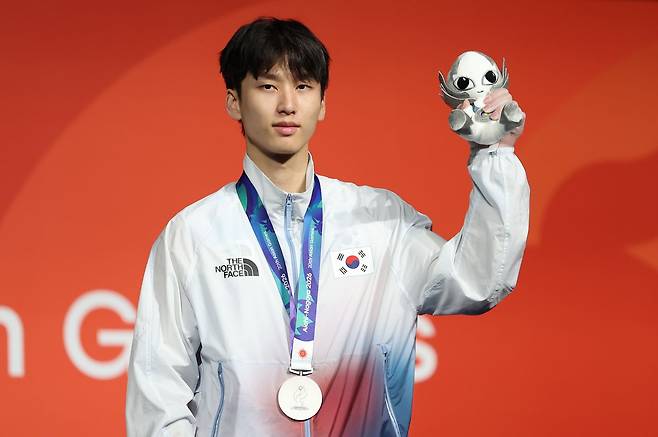 대한민국 이도현이 30일 일본 포트메세 나고야에서 열린 2026 아이치·나고야 아시안게임 클라이밍 남자 볼더링 시상식에서 은메달을 목에 걸고 있다. 뉴스1