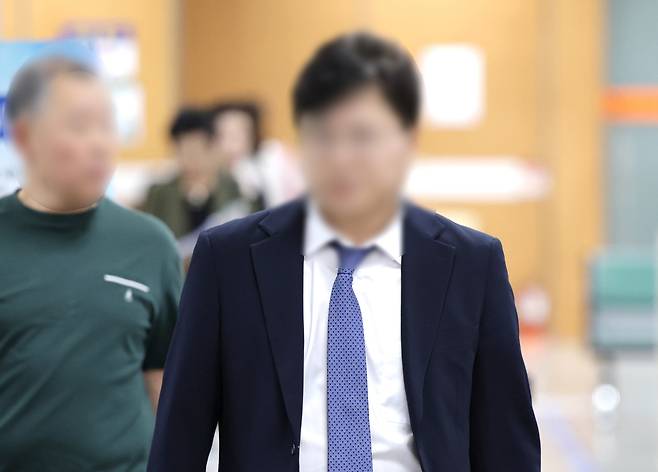 법무부 장관 후보였던 김승원 더불어민주당 의원의 코로나19 임상시험 승인 로비 의혹에 연루된 제넨셀 창업자 강모씨가 30일 서울 서초구 서울고등법원에서 열린 배임 혐의 2심 선고 공판에 출석하고 있다. 연합뉴스
