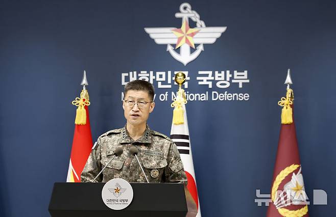 [서울=뉴시스] 김혜진 기자 = 강현우 합참 작전본부장이 30일 서울 용산구 국방부에서 비무장지대(DMZ) 지뢰 폭발 관련해 입장을 발표하고 있다. 2026.09.30. jini@newsis.com