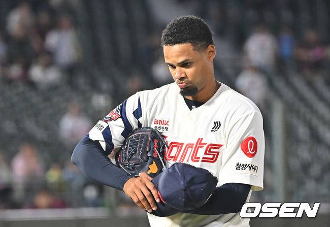 [OSEN=부산, 이석우 기자] 30일 부산 사직야구장에서 2026 신한 SOL KBO 리그 롯데 자이언츠와 키움 히어로즈의 경기가 열렸다. 홈팀 롯데는 로드리게스가, 방문팀 키움은 김성진이 선발 출전했다.롯데 자이언츠 선발 투수 로드리게스가 4회초 교체되고 있다. 2026.09.30 / foto0307@osen.co.kr