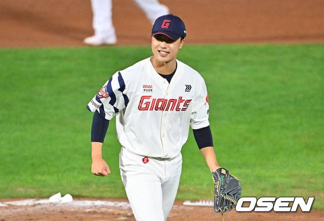 [OSEN=부산, 이석우 기자] 30일 부산 사직야구장에서 2026 신한 SOL KBO 리그 롯데 자이언츠와 키움 히어로즈의 경기가 열렸다. 홈팀 롯데는 로드리게스가, 방문팀 키움은 김성진이 선발 출전했다.롯데 자이언츠 박정민이 7회초 2사 2,3루 키움 히어로즈 김웅빈을 삼진으로 잡고 주먹을 불끈 쥐고 있다. 2026.09.30 / foto0307@osen.co.kr