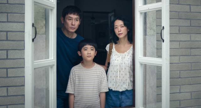 ▲예지의 남편 상우(조인성)의 별장에서 바닷가를 바라보는 미옥과 호석, 그리고 철이. ⓒ넷플릭스