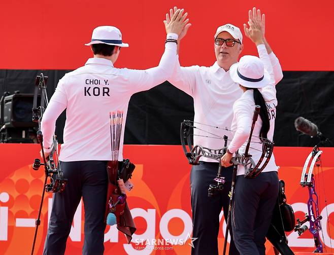 대한민국 박정윤-최용희가 30일 일본 오카자키 주오 소고 공원에서 열린 2026 아이치·나고야 아시안게임 양궁 컴파운드 혼합복식 중국과의 4강전에서 승리한 후 환호하는 응원단에 손을 흔들며 답하고 있다.  .2026.09.29. /사진=강영조 cameratalks@