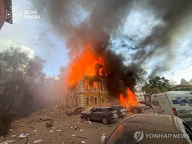 러 드론 공격받은 키이우 시내 중심부 국립과학아카데미 건물 [AFP=연합뉴스. 재배포 및 DB 금지]