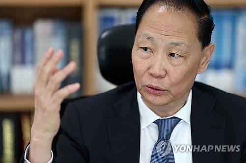 연합뉴스와 인터뷰 중인 김진우 서강대 겸임교수 [연합뉴스 사진]