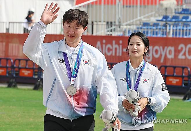 박정윤·최용희, 컴파운드 혼성전 은메달 획득 (오카자키[일본]=연합뉴스) 서대연 기자 = 30일 일본 아이치현 오카자키 중앙종합공원 다목적광장에서 열린 2026 아이치·나고야 아시안게임 양궁 컴파운드 혼성 단체 결승 한국 대 인도의 경기. 슛오프 끝에 져 은메달을 획득한 박정윤과 최용희가 시상식을 마치고 퇴장하며 관중석을 향해 인사하고 있다. 2026.9.30 dwise@yna.co.kr