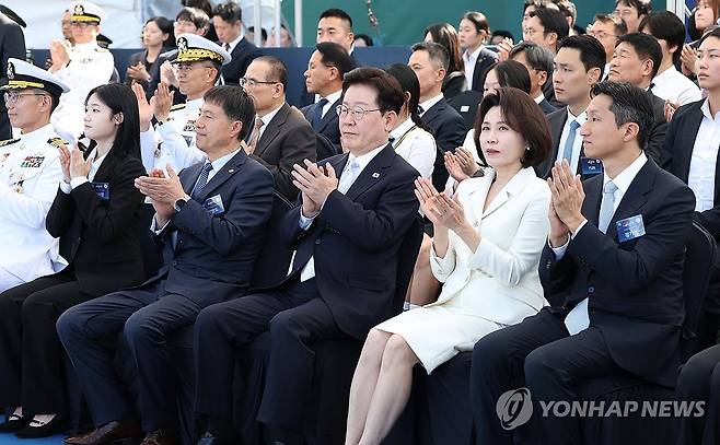 진수식 참석한 이재명 대통령 (울산=연합뉴스) 한상균 기자 = 이재명 대통령과 김혜경 여사가 30일 울산에서 열린 대호김종서함 진수식에서 축하 영상을 시청한 후 박수치고 있다. 2026.9.30 [청와대통신사진기자단] xyz@yna.co.kr