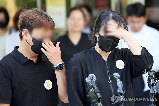 장윤기 '무기징역' 선고…입장 밝히는 이채원 양 유족 (전남광주=연합뉴스) 정다움 기자 = '여고생 살해범' 장윤기(23)에게 무기징역이 선고된 30일 오후 광주지방법원 앞에서 고(故) 이채원 양의 유족이 선고 결과에 대한 입장을 밝히고 있다. 2026.9.30 daum@yna.co.kr