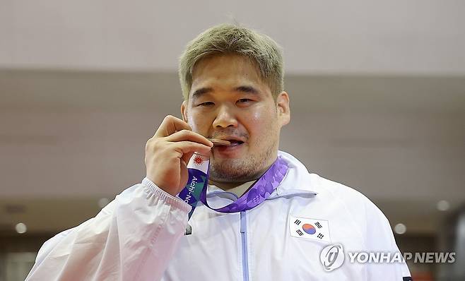 AG 연속 메달 차지한 김민석 '값진 동메달' (나고야=연합뉴스) 이동해 기자 = 30일 일본 나고야 이나에 스포츠센터에서 열린 2026 아이치·나고야 아시안게임 레슬링 남자 그로코로만형 130kg급에서 동메달을 차지한 김민석이 메달을 깨물고 있다. 2026.9.30 eastsea@yna.co.kr