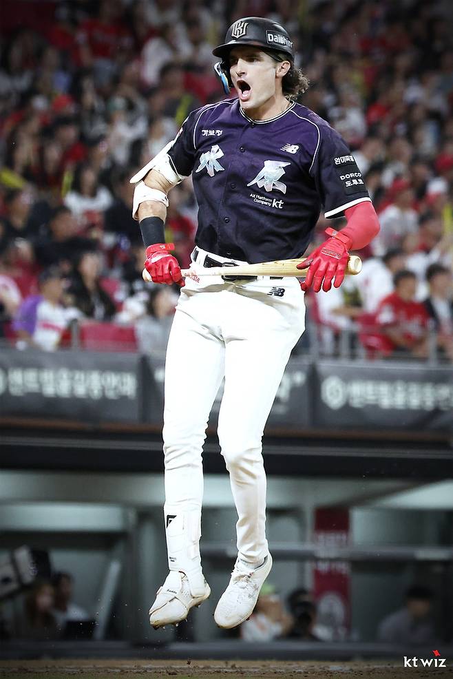 9월 30일 광주-KIA 챔피언스필드서 열린 2026 신한 SOL KBO리그 정규시즌 KT 위즈와 KIA 타이거즈와의 경기서 시즌 40호 홈런을 터트린 KT 힐리어드. 사진=KT 위즈