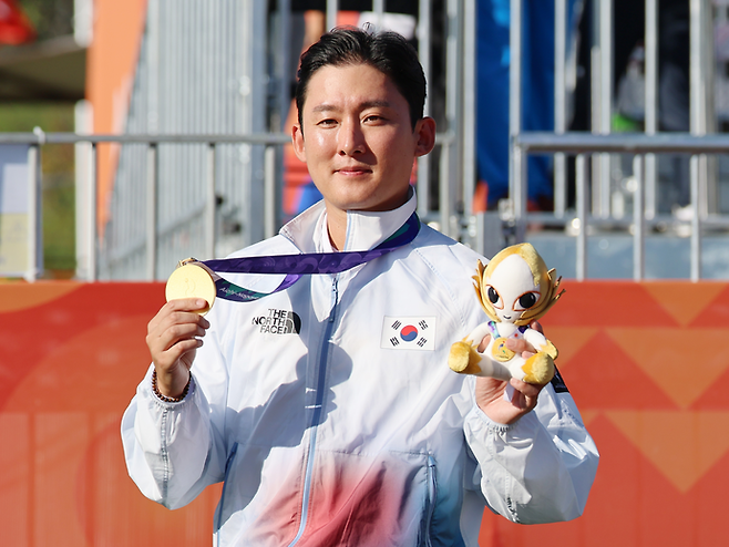 1일 일본 아이치현 오카자키 중앙종합공원 다목적광장에서 열린 2026 아이치·나고야 아시안게임 양궁 컴파운드 남자 개인전에서 금메달을 차지한 한국 김종호가 메달을 들어보이고 있다. 연합