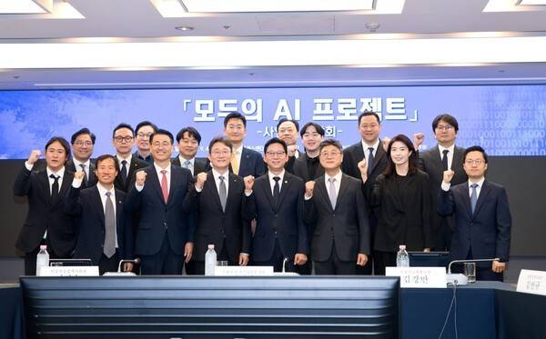 배경훈 부총리 겸 과학기술정보통신부 장관이 지난달 4일 오전 서울 중구 한국프레스센터에서 열린 '모두의 AI 프로젝트 사업자 간담회' 에서 기념촬영을 하고 있다. (앞줄 왼쪽부터) 백준호 퓨리오사AI 대표, 김성훈 업스테이지 대표, 이경일 솔트룩스 대표, 박윤영 KT 대표, 배경훈 부총리, 정재헌 SK텔레콤 대표, 정신아 카카오 대표, 김지훈 SK텔레콤 본부장. [출처=과학기술정보통신부]&nbsp;&nbsp;