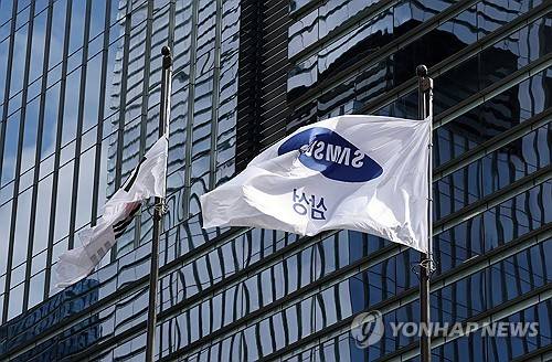 삼성전자 서초사옥에 휘날리는 그룹 로고[출처: 연합뉴스 자료사진]